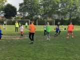 Laatste training S.K.N.W.K. JO9-1 van seizoen 2021-2022 (partijtje tegen de ouders) (45/71)